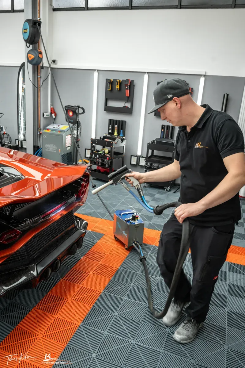 Kevin Vöhringer bei der Trockeneisreinigung